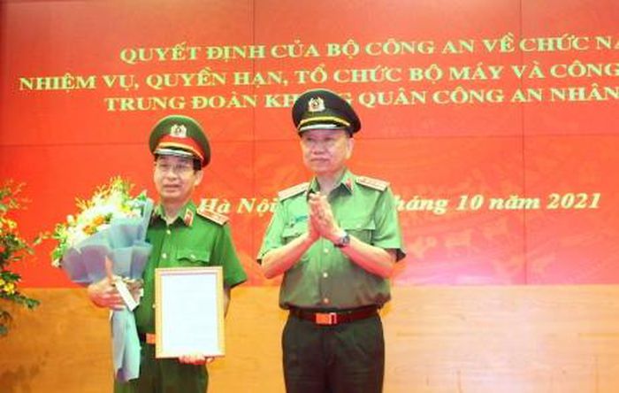 Công bố quyết định thành lập Trung đoàn Không quân Công an nhân dân