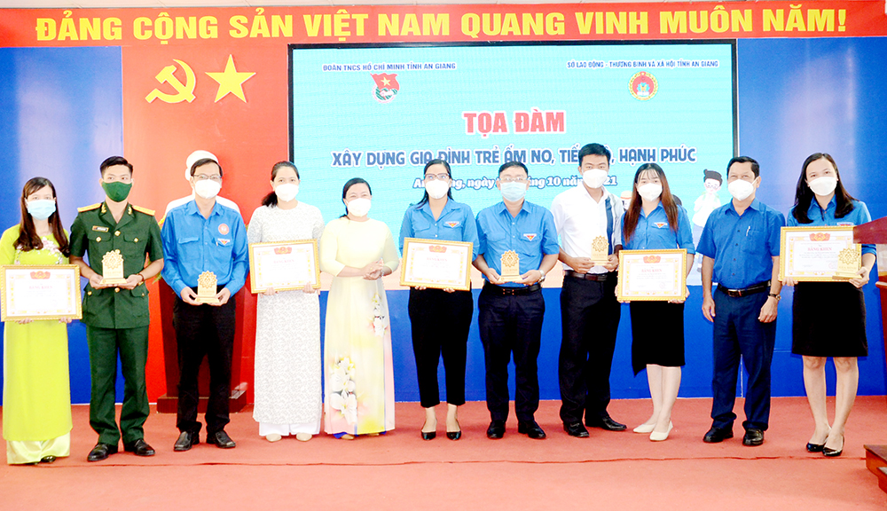 Tọa đàm “Xây dựng gia đình trẻ no ấm, tiến bộ, hạnh phúc, văn minh”
