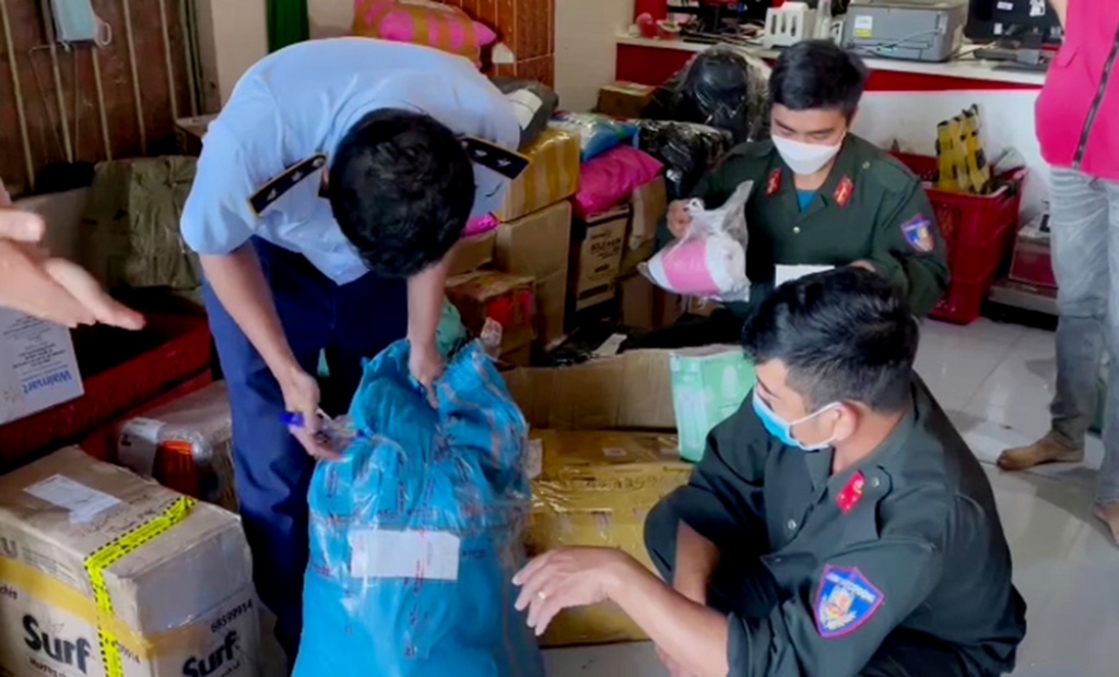 Phát hiện số lượng lớn hàng hóa không rõ nguồn gốc gửi qua chuyển phát nhanh ở công ty chuyển phát nhanh