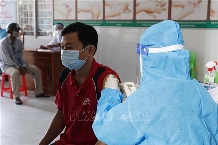 Cà Mau tiêm vaccine phòng COVID-19 mũi 3 cho người dân