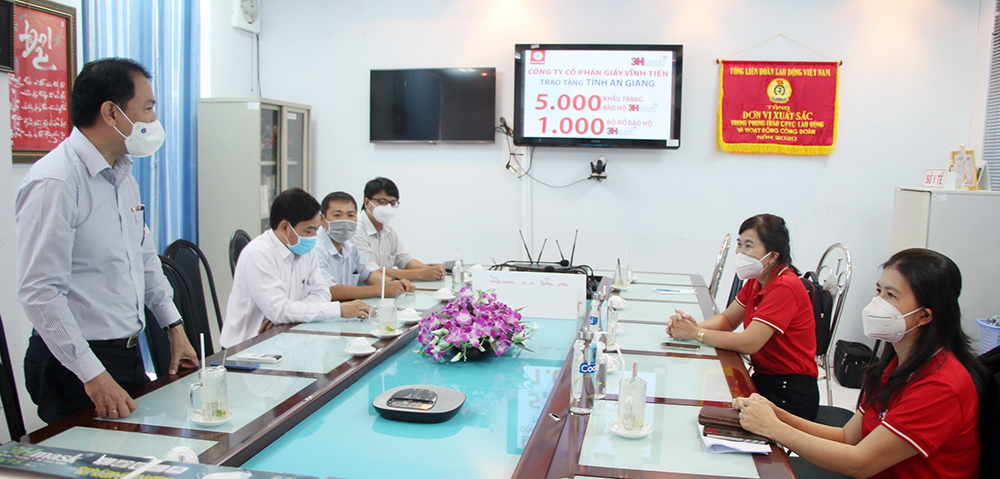 Công ty Cổ phần giấy Vĩnh Tiến tặng Sở Y tế An Giang vật tư y tế với tổng trị giá 200 triệu đồng