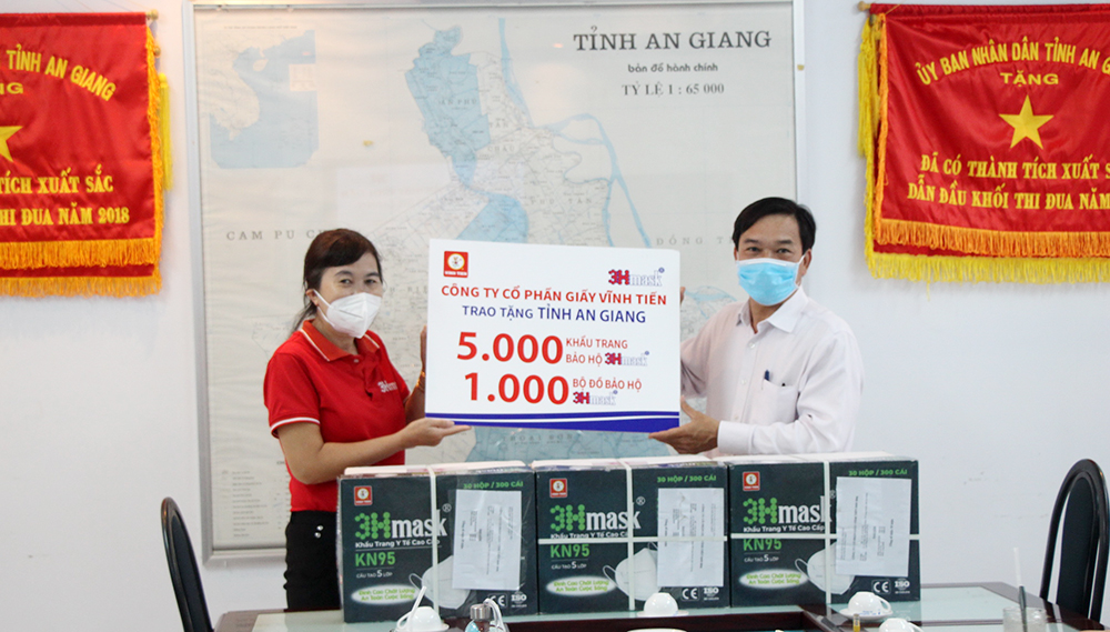 Công ty Cổ phần giấy Vĩnh Tiến tặng Sở Y tế An Giang vật tư y tế với tổng trị giá 200 triệu đồng