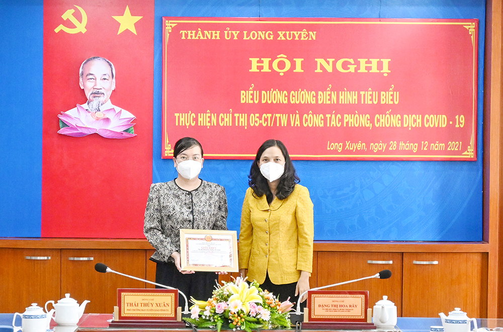 TP. Long Xuyên gặp mặt, biểu dương gương điển hình tiêu biểu thực hiện Chỉ thị 05-CT/TW và công tác phòng, chống dịch COVID-19