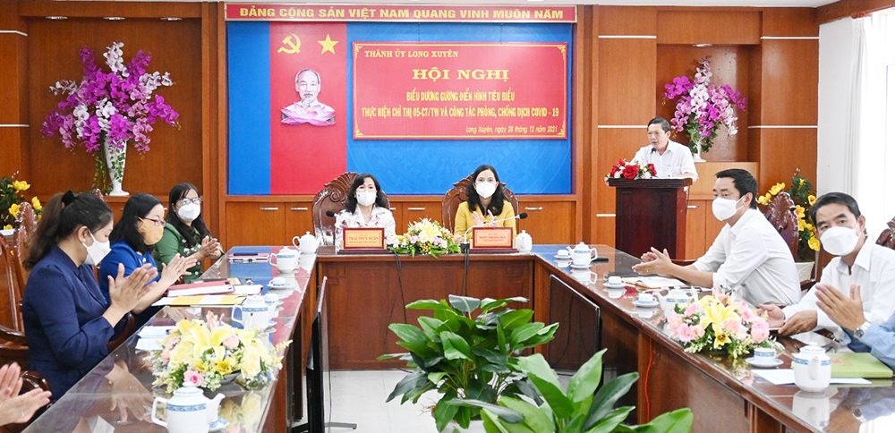TP. Long Xuyên gặp mặt, biểu dương gương điển hình tiêu biểu thực hiện Chỉ thị 05-CT/TW và công tác phòng, chống dịch COVID-19