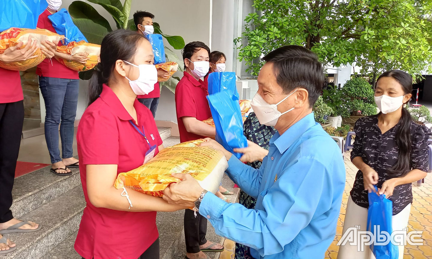 Tiền Giang: Chăm lo công nhân, lao động khó khăn do COVID-19