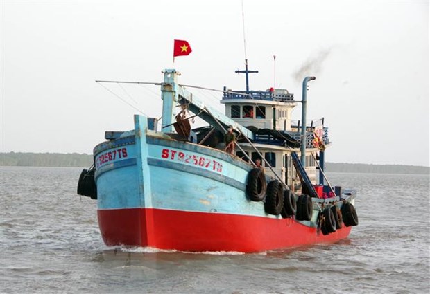 Bộ đội Biên phòng Sóc Trăng tiếp nhận 2 ngư dân gặp nạn trên biển