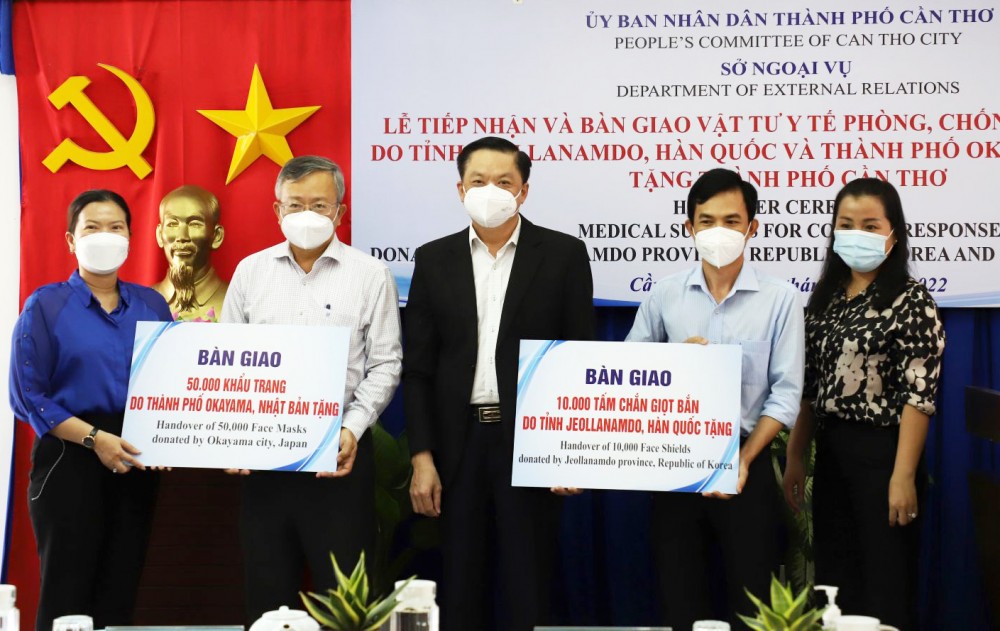 Cần Thơ: Tiếp nhận và bàn giao vật tư y tế phòng, chống dịch COVID-19