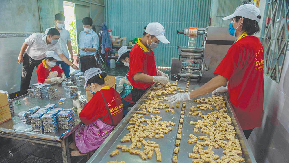 Cơ sở sản xuất bánh kẹo Xuân Hiền (TP. Long Xuyên) cung ứng nhiều sản phẩm theo thị hiếu khách hàng