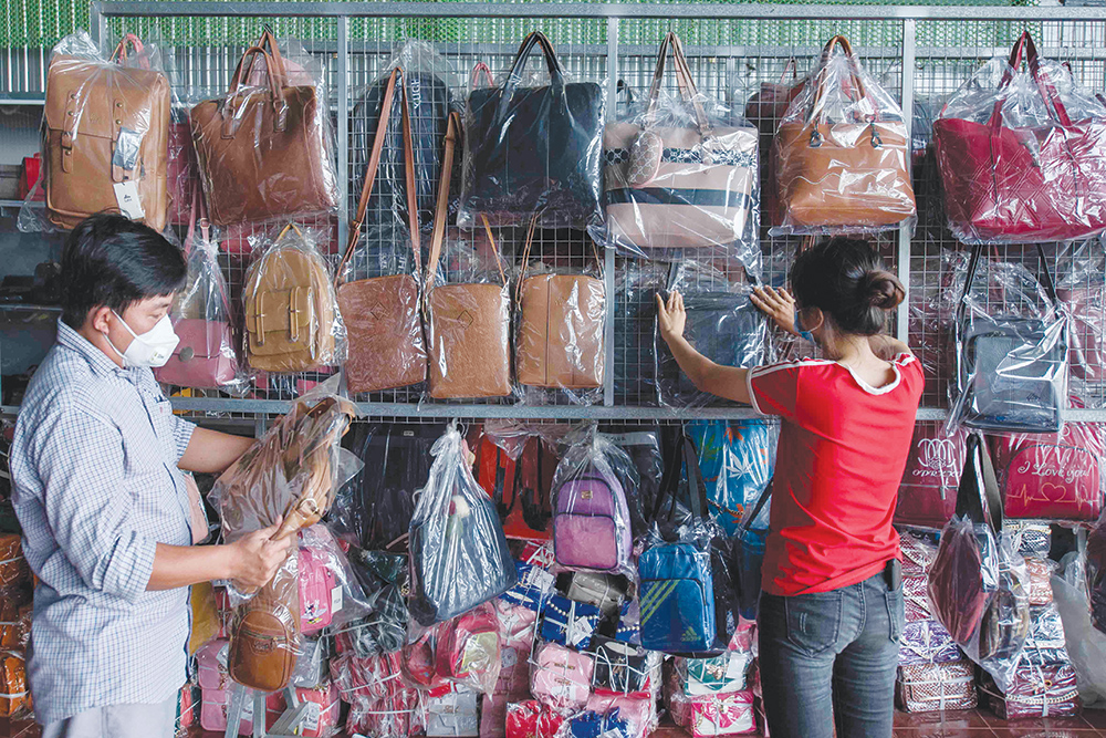 Mặt hàng túi xách sản xuất tại huyện Châu Thành tăng cường mẫu mã mới