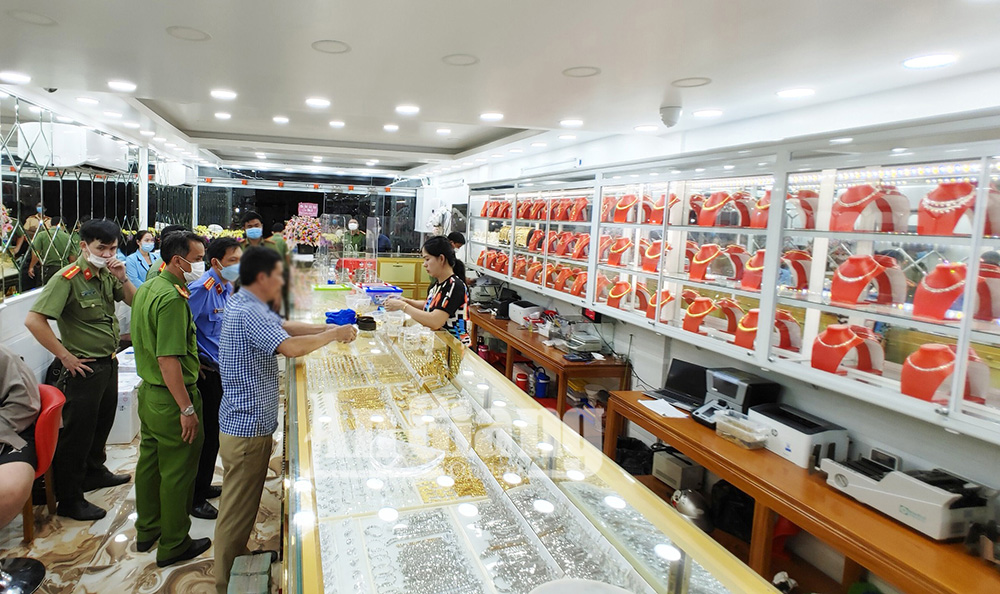 Công an An Giang bắt quả tang vụ mua bán vàng nhập lậu, tạm giữ lượng vàng "khủng" và hàng chục tỷ đồng