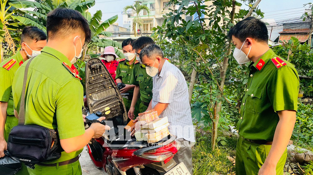 Công an An Giang bắt quả tang vụ mua bán vàng nhập lậu, tạm giữ lượng vàng "khủng" và hàng chục tỷ đồng