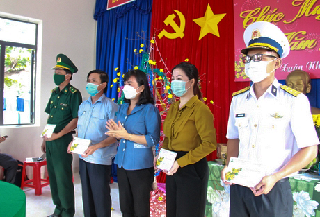 Thăm, chúc Tết cán bộ, chiến sĩ đảo Thổ Chu