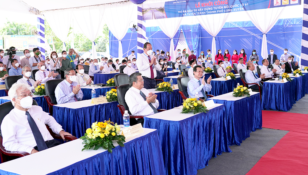 Chủ tịch nước Nguyễn Xuân Phúc tham dự lễ khởi công Dự án Đầu tư xây dựng tuyến nối Quốc lộ 91 và tuyến tránh TP. Long Xuyên