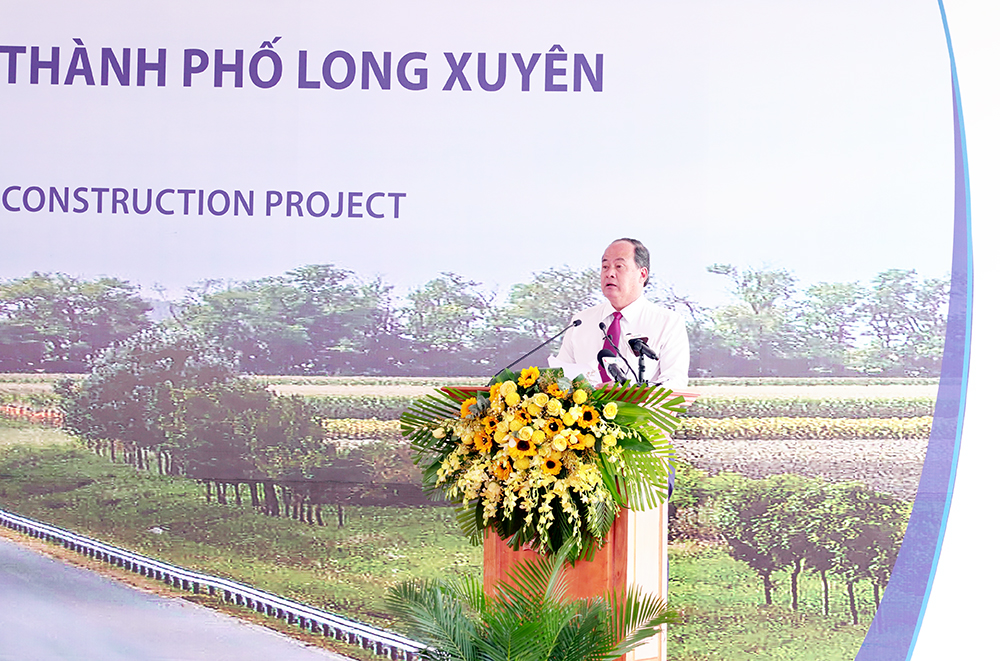 Chủ tịch nước Nguyễn Xuân Phúc tham dự lễ khởi công Dự án Đầu tư xây dựng tuyến nối Quốc lộ 91 và tuyến tránh TP. Long Xuyên
