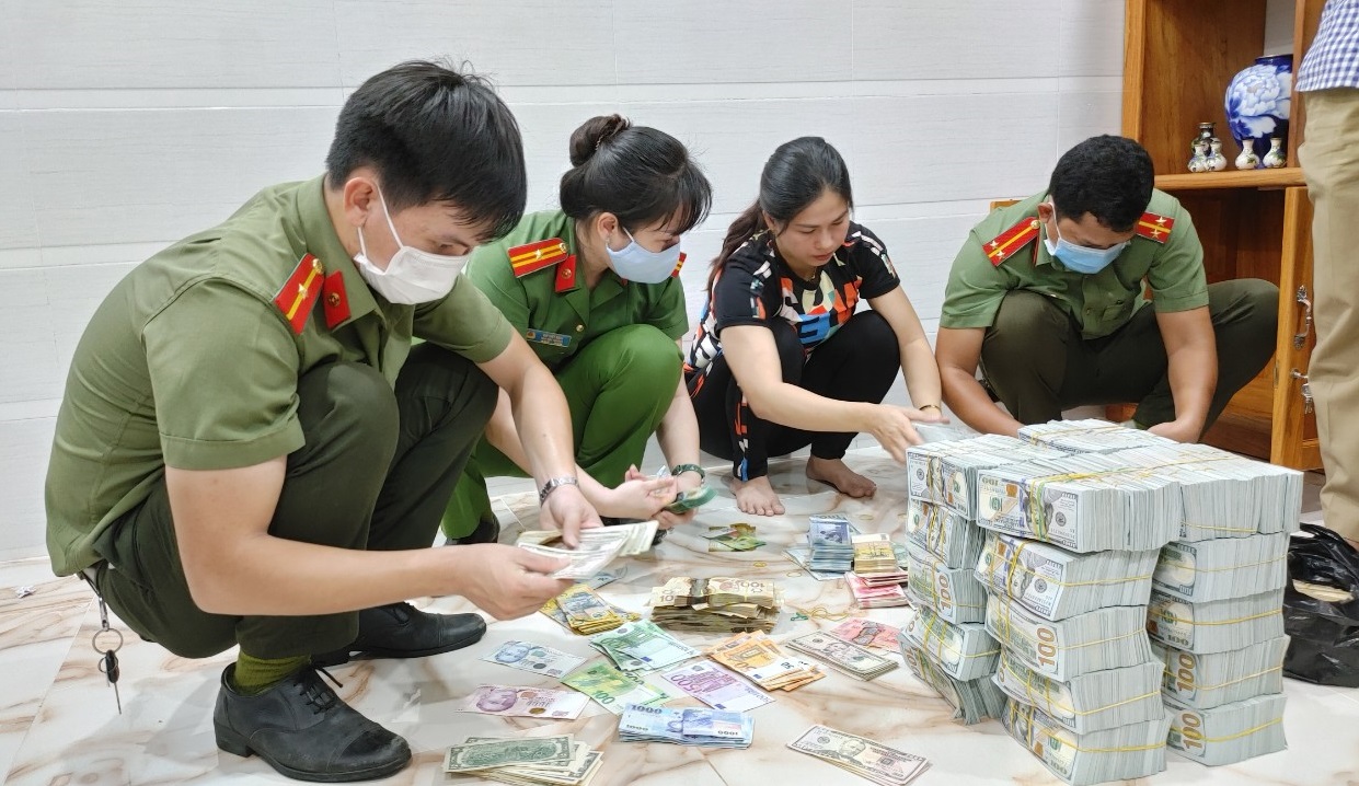 Khởi tố vụ án và bắt giam 6 bị can liên quan đường dây mua bán vàng nhập lậu và USD