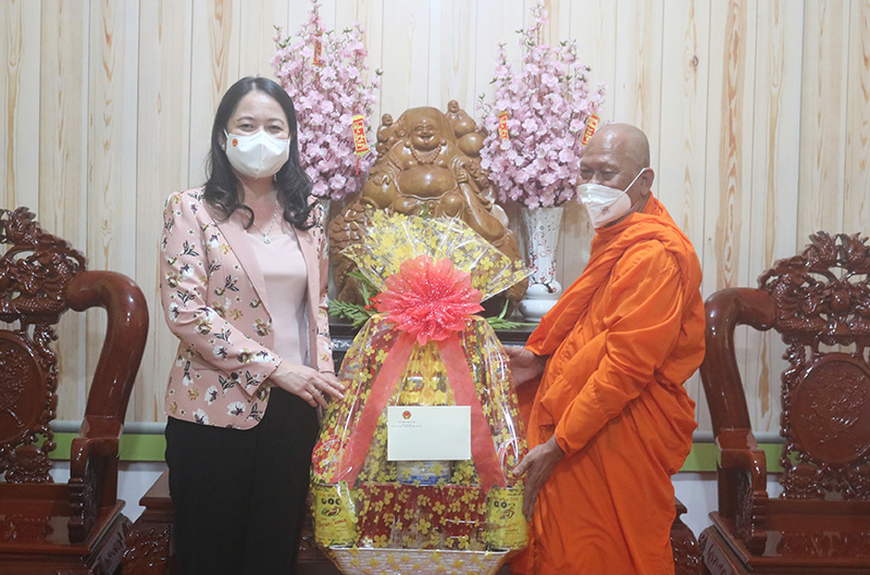 Phó Chủ tịch nước Võ Thị Ánh Xuân thăm, trao quà Tết tại Trà Vinh