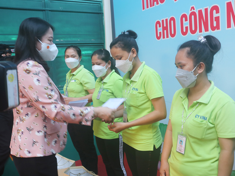 Phó Chủ tịch nước Võ Thị Ánh Xuân thăm, trao quà Tết tại Trà Vinh