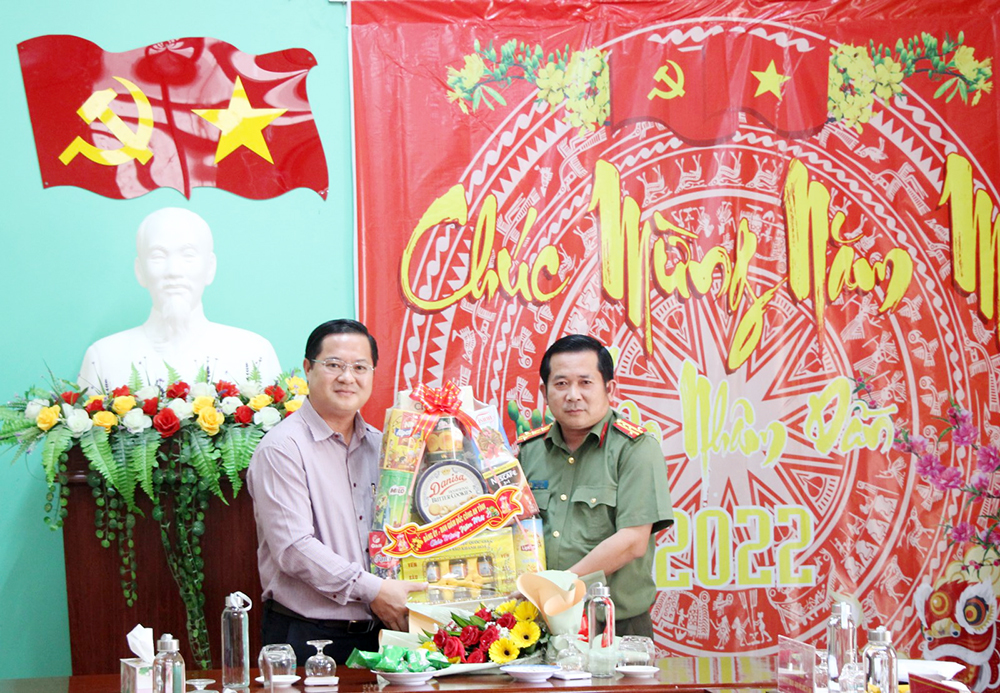 Công ty TNHH Thương mại Tấn Thắng tặng 1,1 tỷ đồng cho người nghèo TX. Tân Châu và huyện Phú Tân