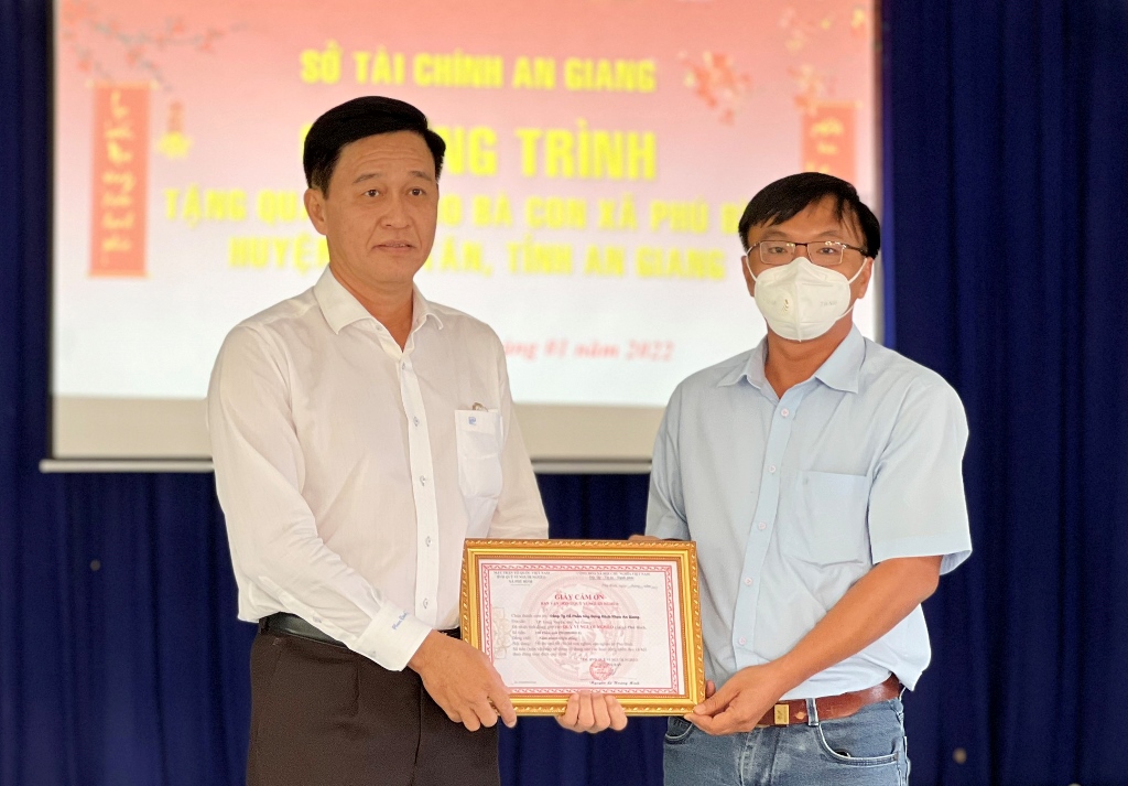 Sở Tài chính An Giang tặng 610 phần quà Tết cho người nghèo và gia đình chính sách
