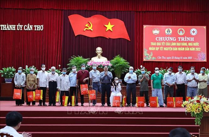 Thủ tướng Phạm Minh Chính thăm, tặng quà, chúc Tết nhân dân, cán bộ, chiến sĩ TP Cần Thơ