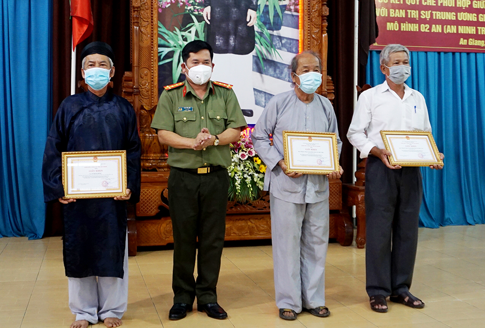Công an An Giang và Ban Trị sự Trung ương Giáo hội Phật giáo Hòa Hảo sơ kết mô hình ‘2 An’