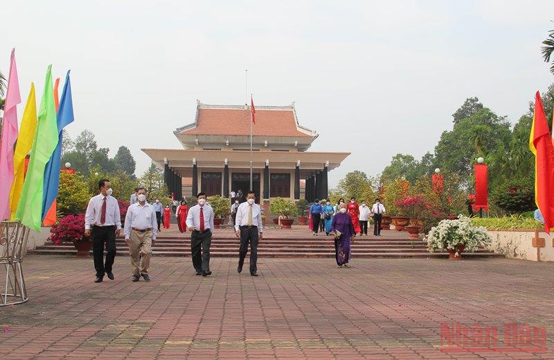 Lãnh đạo tỉnh Vĩnh Long viếng các khu tưởng niệm, lưu niệm và di tích tỉnh