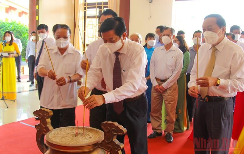 Lãnh đạo tỉnh Vĩnh Long viếng các khu tưởng niệm, lưu niệm và di tích tỉnh
