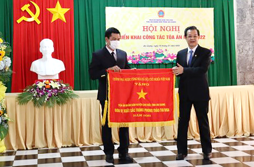 “Phụng công, thủ pháp, chí công, vô tư”