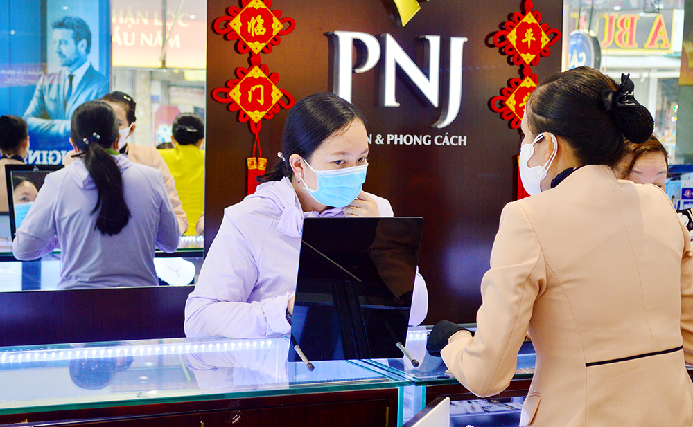 Người dân tranh thủ mua vàng trong ngày vía Thần Tài 2022