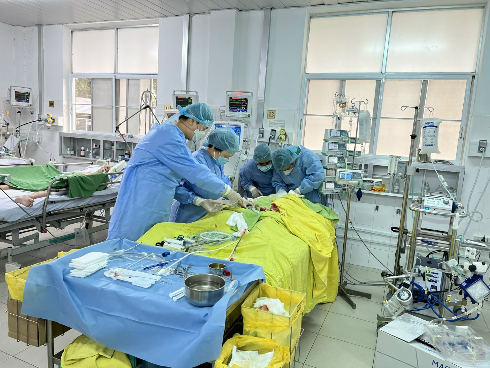 Cần Thơ: Chuyển máy ECMO trong đêm, cứu sống bệnh nhân 16 tuổi nguy kịch