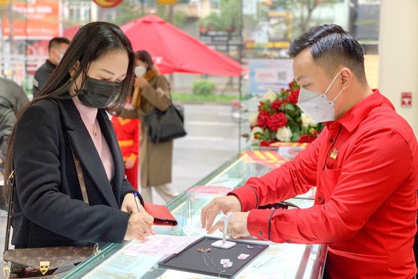 Giá vàng hôm nay 22-2: Tăng vọt lên sát 63,5 triệu đồng/lượng