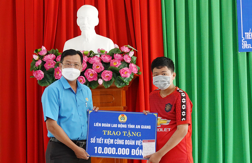 Liên đoàn Lao động tỉnh An Giang trao 7 "Sổ tiết kiệm Công đoàn Việt Nam” cho con đoàn viên tử vong do COVID-19