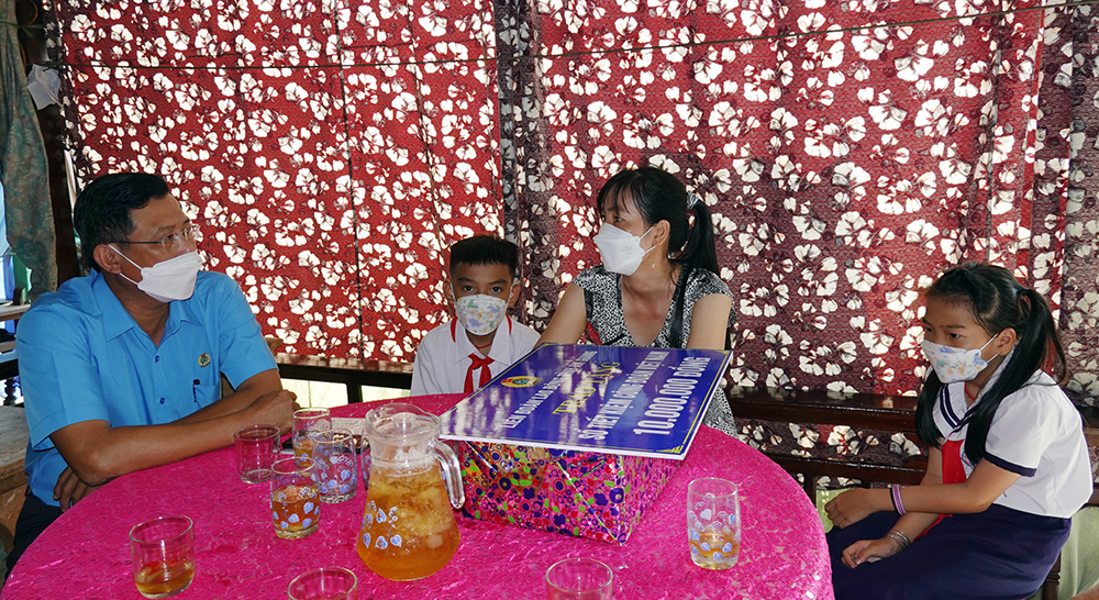 Liên đoàn Lao động tỉnh An Giang trao 7 "Sổ tiết kiệm Công đoàn Việt Nam” cho con đoàn viên tử vong do COVID-19