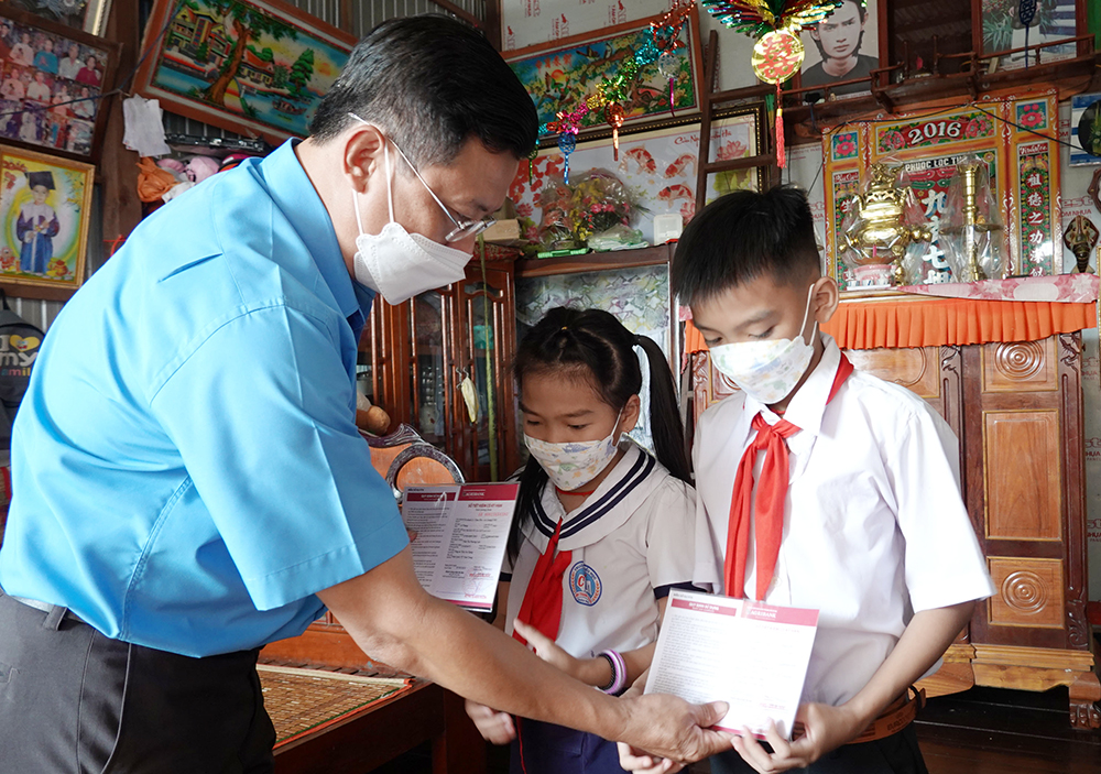 Liên đoàn Lao động tỉnh An Giang trao 7 "Sổ tiết kiệm Công đoàn Việt Nam” cho con đoàn viên tử vong do COVID-19