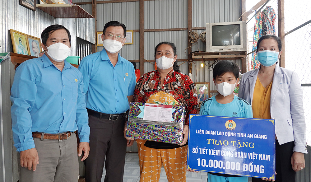 Liên đoàn Lao động tỉnh An Giang trao 7 "Sổ tiết kiệm Công đoàn Việt Nam” cho con đoàn viên tử vong do COVID-19