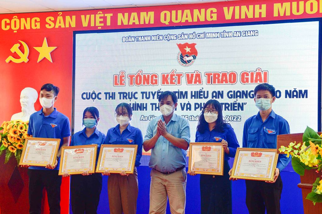 Trao giải Cuộc thi thiết kế biểu trưng tuyên truyền Đại hội đại biểu Đoàn TNCS Hồ Chí Minh tỉnh An Giang lần thứ XI và Cuộc thi trực tuyến “Tìm hiểu tỉnh An Giang - 190 năm hình thành và phát triển (1832 - 2022)”