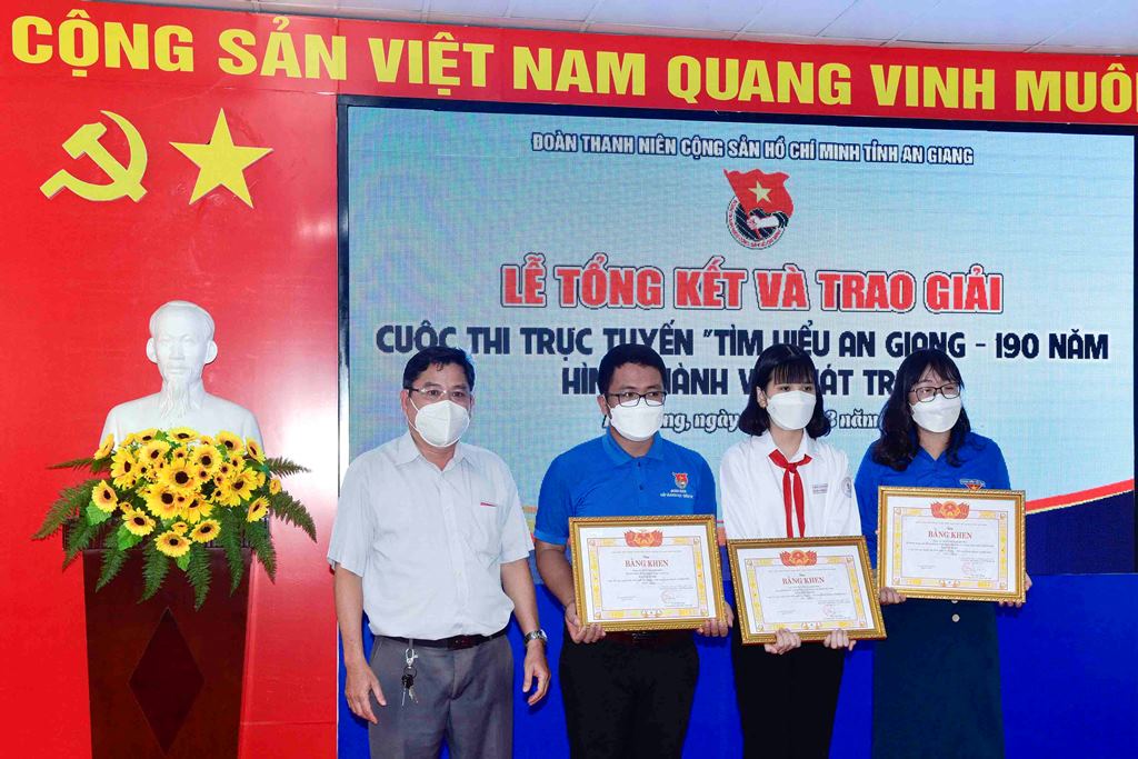 Trao giải Cuộc thi thiết kế biểu trưng tuyên truyền Đại hội đại biểu Đoàn TNCS Hồ Chí Minh tỉnh An Giang lần thứ XI và Cuộc thi trực tuyến “Tìm hiểu tỉnh An Giang - 190 năm hình thành và phát triển (1832 - 2022)”