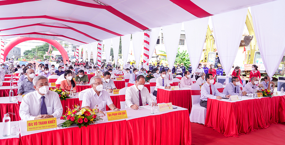 Khởi công xây dựng cầu Châu Đốc và đường dẫn vào cầu thuộc Dự án Xây dựng tuyến đường liên kết vùng, đoạn từ TX. Tân Châu đến TP. Châu Đốc