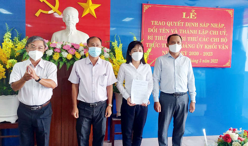 Trao quyết định sáp nhập, thành lập chi bộ trực thuộc Đảng ủy Khối vận Châu Đốc