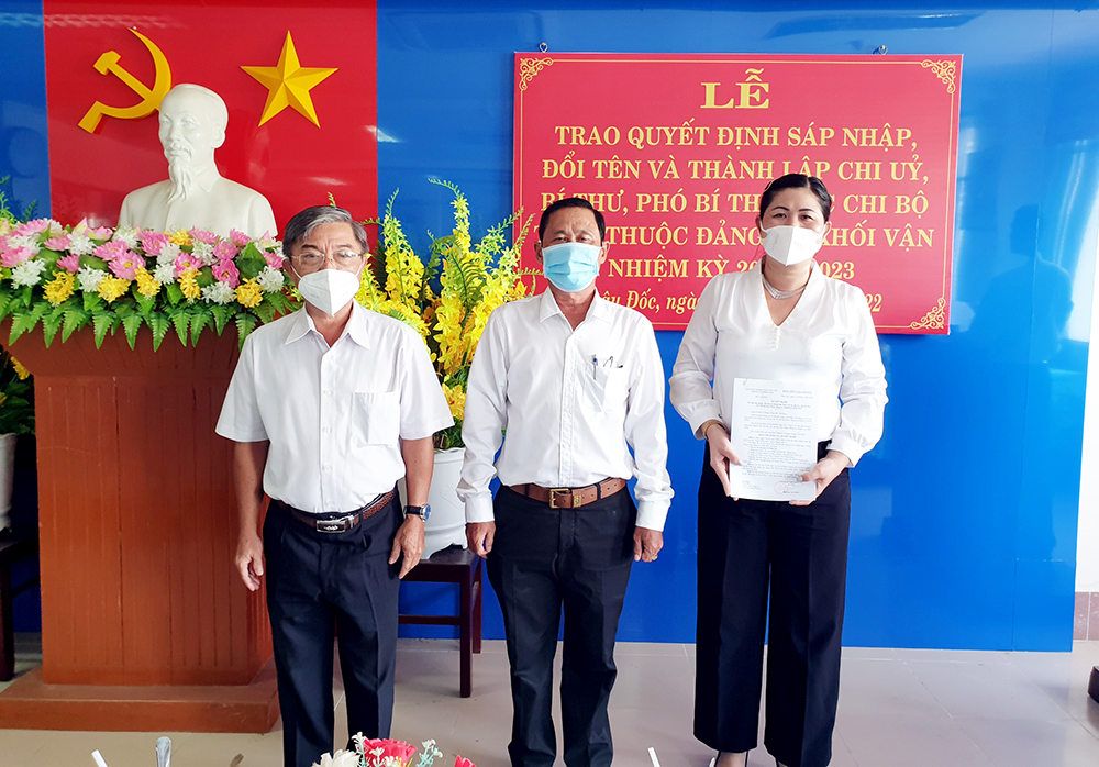 Trao quyết định sáp nhập, thành lập chi bộ trực thuộc Đảng ủy Khối vận Châu Đốc