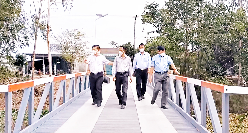 Bí thư Thị ủy Tân Châu Huỳnh Quốc Thái kiểm tra xây dựng nông thôn mới ở xã Vĩnh Xương