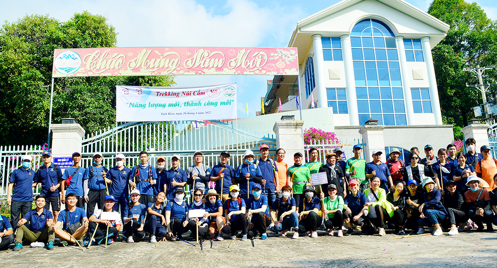 Tổ chức tour du lịch trải nghiệm “Trekking núi Cấm”