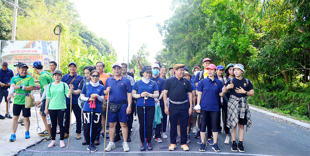 Tổ chức tour du lịch trải nghiệm “Trekking núi Cấm”