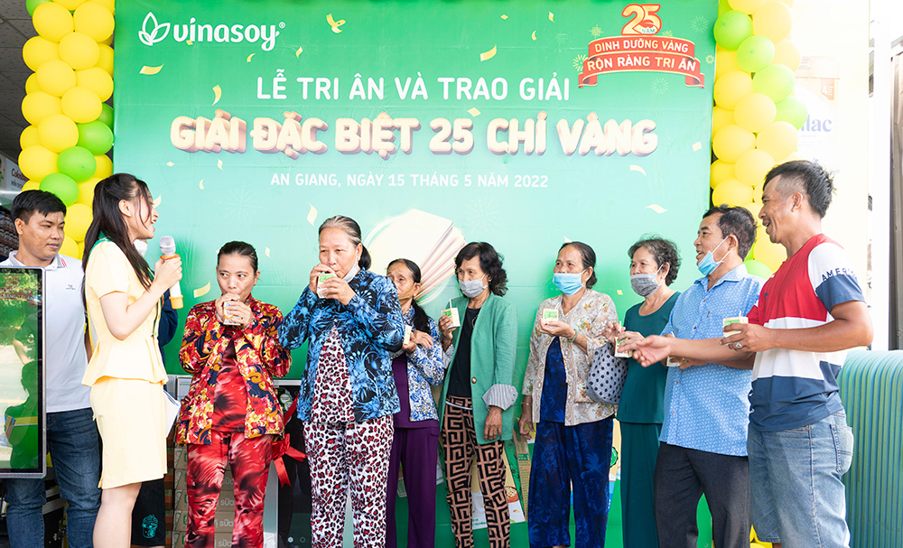 Uống sữa đậu nành của Vinasoy, một phụ nữ ở An Giang trúng thưởng 25 chỉ vàng