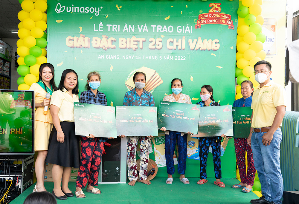 Uống sữa đậu nành của Vinasoy, một phụ nữ ở An Giang trúng thưởng 25 chỉ vàng