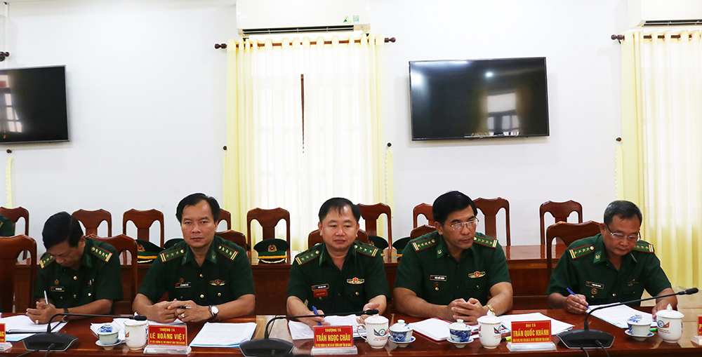 Trao quyết định chuẩn y Phó Bí thư, Ủy viên Ban Thường vụ Đảng ủy Bộ đội Biên phòng An Giang