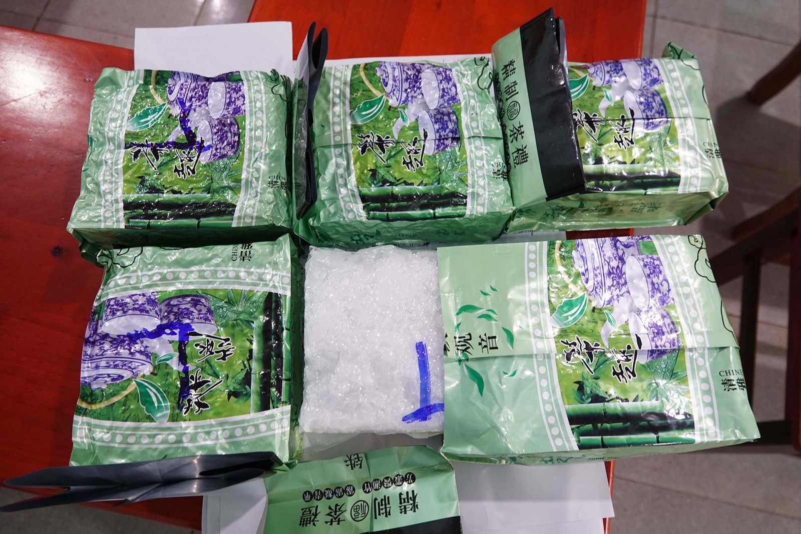 Bắt giữ ba đối tượng vận chuyển 5kg ma túy đá được ngụy trang thành gói trà