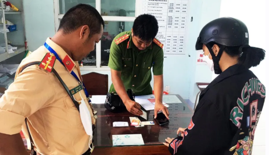 Cán bộ Đội Cảnh sát giao thông – trật tự Công an TP. Châu Đốc nhặt của rơi trả lại cho người bị mất