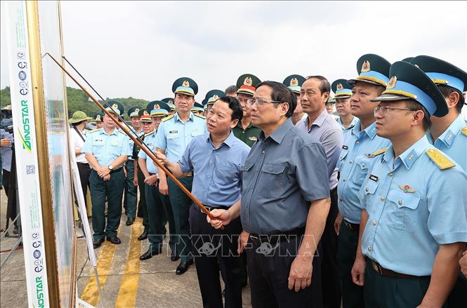 Thủ tướng Phạm Minh Chính thăm Trung đoàn không quân 921
