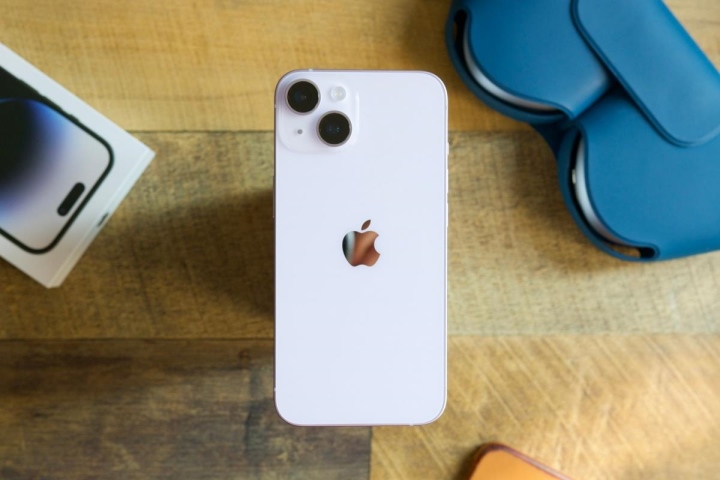 iPhone 14 Pro xách tay hạ giá, rẻ hơn bản chính hãng